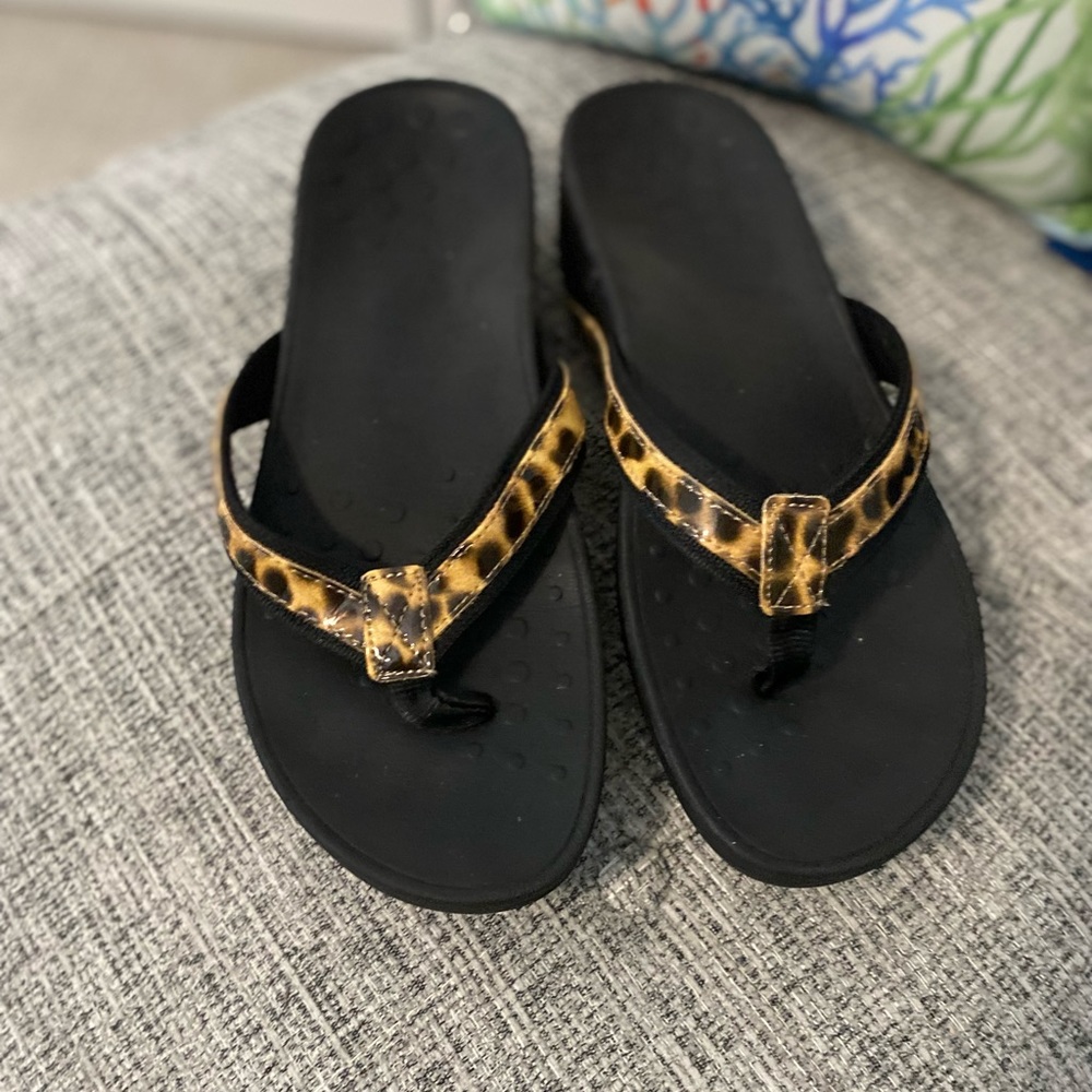 Vionic leopard print size 10